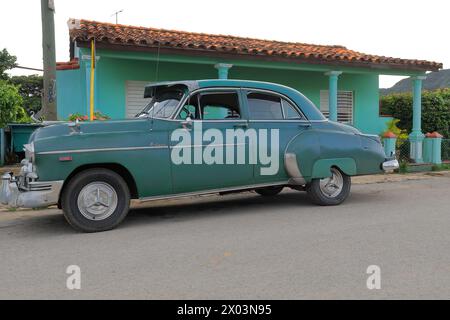 155 altes grünes Almendron Auto -1949 Chevrolet Classic - stationiert in der Calle Adela Azcuy Street zu Beginn des Sonnenuntergangs. Viñales-Kuba. Stockfoto