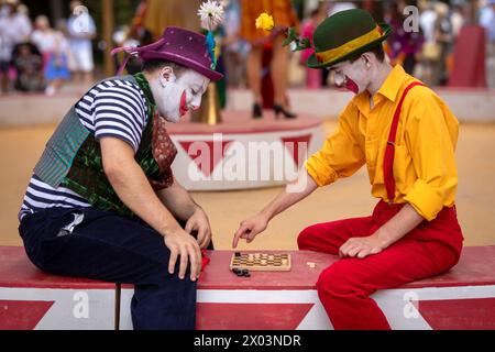 Zwei Clowns spielen während einer Pause vom Zirkusring im Goodwood Revival 2023 in Sussex, UK. Stockfoto