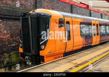 Elektrisches Triebwerk 730010 am Bahnhof Crewe. Montag, 1. April 2024. Stockfoto