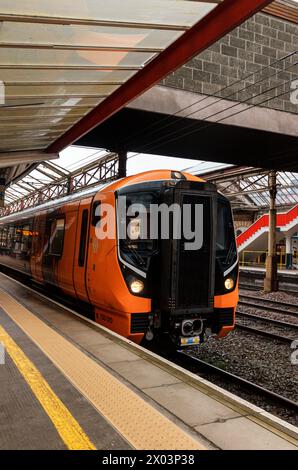 Elektrisches Triebwerk 730010 am Bahnhof Crewe. Montag, 1. April 2024. Stockfoto