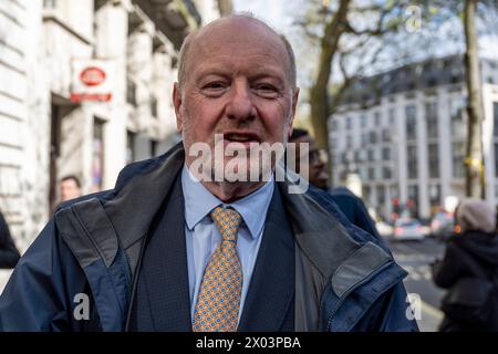 London, Großbritannien. 9. April 2024. Alan Bates, ehemaliger Subpostmaster und Gründer der Justice for Subpostmasters Alliance, verlässt Aldwych House, nachdem er bei der IT-Systemuntersuchung der Post Office Ltd Horizon Beweise gegeben hat. Herr Bates leitete 2017 einen Gruppenprozess gegen das Postamt, der zu einer Einigung von 58 Millionen Pfund führte, wovon 47 Millionen Pfund Rechtskosten waren, sodass 555 Postmaster, von denen einige zu Unrecht inhaftiert waren, 11 Millionen Pfund, also weniger als 20.000 Pfund, teilen mussten. Quelle: Stephen Chung / Alamy Live News Stockfoto