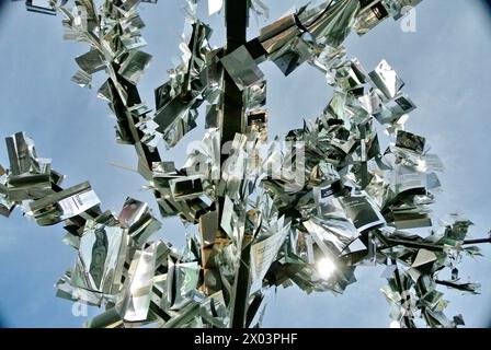 "Der Baum der tausend Stimmen" von Daniel Hourde in Paris, Frankreich am 9. April 2024. Ein neues Riesenwerk von Daniel Hourdé wird bis zum 21. Mai auf der Pont du Carrousel in Paris installiert. L'Arbre aux mille voix (der Baum der tausend Stimmen), etwa zehn Meter hoch, besteht aus einer Vielzahl von Büchern, deren Blätter abfliegen und Kraft und Leben verkörpern. Le Petit Prince, à la recherche du temps perdu, Hamlet, Boule de Suif, Le Diable au Corps, Orgueil et Préjugés, La Vagabonde, Une vie violente. Die großen Klassiker der Literatur schwirren mit neueren Romanen, und Autoren aus allen Ländern sind vertreten Stockfoto