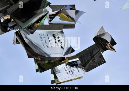 "Der Baum der tausend Stimmen" von Daniel Hourde in Paris, Frankreich am 9. April 2024. Ein neues Riesenwerk von Daniel Hourdé wird bis zum 21. Mai auf der Pont du Carrousel in Paris installiert. L'Arbre aux mille voix (der Baum der tausend Stimmen), etwa zehn Meter hoch, besteht aus einer Vielzahl von Büchern, deren Blätter abfliegen und Kraft und Leben verkörpern. Le Petit Prince, à la recherche du temps perdu, Hamlet, Boule de Suif, Le Diable au Corps, Orgueil et Préjugés, La Vagabonde, Une vie violente. Die großen Klassiker der Literatur schwirren mit neueren Romanen, und Autoren aus allen Ländern sind vertreten Stockfoto