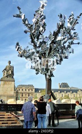 "Der Baum der tausend Stimmen" von Daniel Hourde in Paris, Frankreich am 9. April 2024. Ein neues Riesenwerk von Daniel Hourdé wird bis zum 21. Mai auf der Pont du Carrousel in Paris installiert. L'Arbre aux mille voix (der Baum der tausend Stimmen), etwa zehn Meter hoch, besteht aus einer Vielzahl von Büchern, deren Blätter abfliegen und Kraft und Leben verkörpern. Le Petit Prince, à la recherche du temps perdu, Hamlet, Boule de Suif, Le Diable au Corps, Orgueil et Préjugés, La Vagabonde, Une vie violente. Die großen Klassiker der Literatur schwirren mit neueren Romanen, und Autoren aus allen Ländern sind vertreten Stockfoto