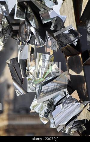 "Der Baum der tausend Stimmen" von Daniel Hourde in Paris, Frankreich am 9. April 2024. Ein neues Riesenwerk von Daniel Hourdé wird bis zum 21. Mai auf der Pont du Carrousel in Paris installiert. L'Arbre aux mille voix (der Baum der tausend Stimmen), etwa zehn Meter hoch, besteht aus einer Vielzahl von Büchern, deren Blätter abfliegen und Kraft und Leben verkörpern. Le Petit Prince, à la recherche du temps perdu, Hamlet, Boule de Suif, Le Diable au Corps, Orgueil et Préjugés, La Vagabonde, Une vie violente. Die großen Klassiker der Literatur schwirren mit neueren Romanen, und Autoren aus allen Ländern sind vertreten Stockfoto