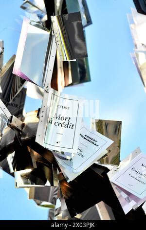 "Der Baum der tausend Stimmen" von Daniel Hourde in Paris, Frankreich am 9. April 2024. Ein neues Riesenwerk von Daniel Hourdé wird bis zum 21. Mai auf der Pont du Carrousel in Paris installiert. L'Arbre aux mille voix (der Baum der tausend Stimmen), etwa zehn Meter hoch, besteht aus einer Vielzahl von Büchern, deren Blätter abfliegen und Kraft und Leben verkörpern. Le Petit Prince, à la recherche du temps perdu, Hamlet, Boule de Suif, Le Diable au Corps, Orgueil et Préjugés, La Vagabonde, Une vie violente. Die großen Klassiker der Literatur schwirren mit neueren Romanen, und Autoren aus allen Ländern sind vertreten Stockfoto