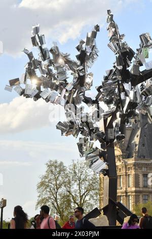 "Der Baum der tausend Stimmen" von Daniel Hourde in Paris, Frankreich am 9. April 2024. Ein neues Riesenwerk von Daniel Hourdé wird bis zum 21. Mai auf der Pont du Carrousel in Paris installiert. L'Arbre aux mille voix (der Baum der tausend Stimmen), etwa zehn Meter hoch, besteht aus einer Vielzahl von Büchern, deren Blätter abfliegen und Kraft und Leben verkörpern. Le Petit Prince, à la recherche du temps perdu, Hamlet, Boule de Suif, Le Diable au Corps, Orgueil et Préjugés, La Vagabonde, Une vie violente. Die großen Klassiker der Literatur schwirren mit neueren Romanen, und Autoren aus allen Ländern sind vertreten Stockfoto