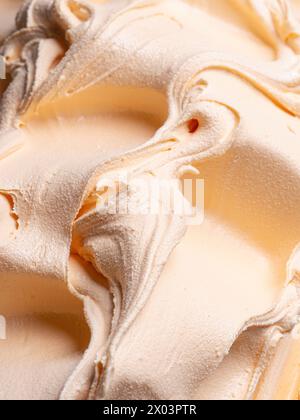 Frozen Tangerine Flavour Gelato - Vollformat Detail. Nahaufnahme einer orangefarbenen Oberflächenstruktur von Mandarin-Eis. Stockfoto