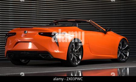 Lexus LC 500 Convertible im Fotostudio Stockfoto