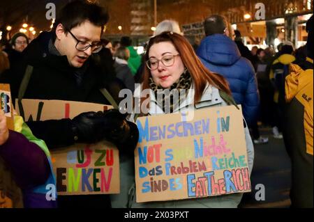 Wiesbaden, 24. Januar 2024. Tausende von Menschen nehmen an der Demonstration unter dem Motto „Verteidigung der Demokratie“ Teil. Stockfoto