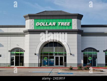 Houston, Texas USA 04-07-2024: Außenansicht des Dollar Tree Business Storefront, Parkplatz Einzelhandelsunternehmen, No People Houston TX USA. Stockfoto