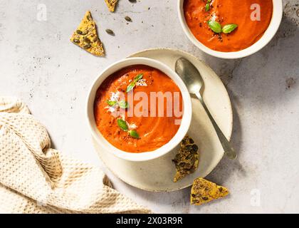 Leckere und cremige Tomatensuppe mit frischen Tomaten und Basilikum. Draufsicht. Kopierbereich Stockfoto