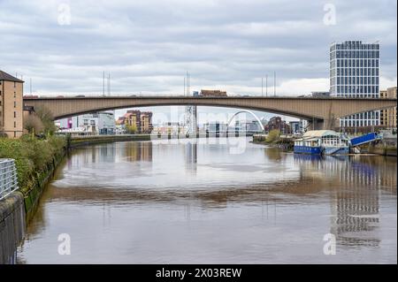 Kingston Bridge über den Fluss Clyde in Glasgow, Schottland, Großbritannien, Europa Stockfoto