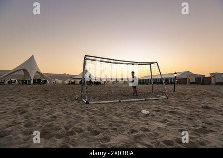Das Fußballstadion und der Torposten auf dem Wüstenlager Sealine Katar. Wunderschönes arabisches Abenteuer Wüstenstrand Camp. Inland Sea Beach von Katar. Stockfoto
