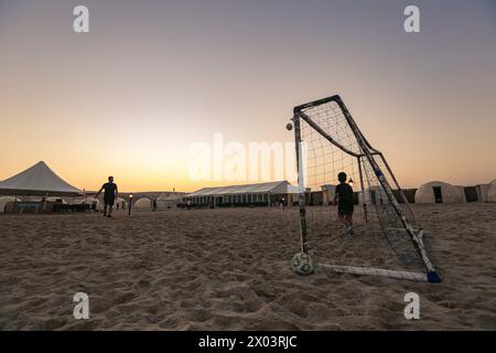 Das Fußballstadion und der Torposten auf dem Wüstenlager Sealine Katar. Wunderschönes arabisches Abenteuer Wüstenstrand Camp. Inland Sea Beach von Katar. Stockfoto