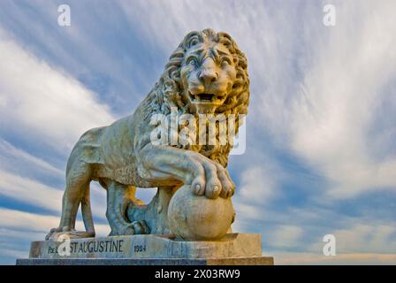 St. Augustine, FL, einer von einem Paar von Medici-Löwen aus Marmor am westlichen Ende der Bridge of Lions, eingetragen im National Register of Historic Places Stockfoto