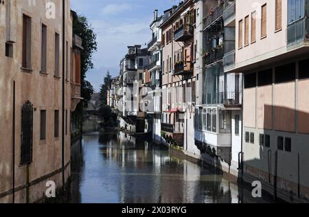 Blick von der Torricelle-Brücke auf die Brücke Gregorio Barbarigo in Padua, Italien Stockfoto