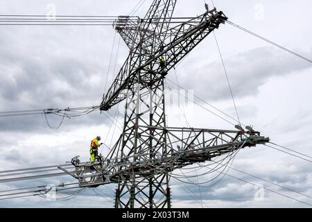 Wiefelstede, Deutschland. April 2024. In der Nähe des Umspannwerks Conneforde werden neue Strommasten gebaut. (Luftaufnahme mit Drohne) Niedersächsischer Umweltminister Meyer wirft einen Blick auf den Fortschritt des Stromnetzausbaus in Niedersachsen und besucht eine Pylonbaustelle für das Energiewende-Projekt, das die Übertragungskapazität im Nordwesten Niedersachsens erhöhen soll. Quelle: Sina Schuldt/dpa/Alamy Live News Stockfoto