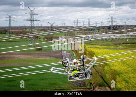 Wiefelstede, Deutschland. April 2024. In der Nähe des Umspannwerks Conneforde werden neue Strommasten gebaut. (Luftaufnahme mit Drohne) Niedersächsischer Umweltminister Meyer wirft einen Blick auf den Fortschritt des Stromnetzausbaus in Niedersachsen und besucht eine Pylonbaustelle für das Energiewende-Projekt, das die Übertragungskapazität im Nordwesten Niedersachsens erhöhen soll. Quelle: Sina Schuldt/dpa/Alamy Live News Stockfoto