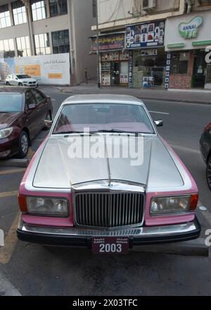 Silber- und rosafarbene Bentlley Mulsanne (1980er Jahre) parkt in Dubai, Vereinigte Arabische Emirate Stockfoto