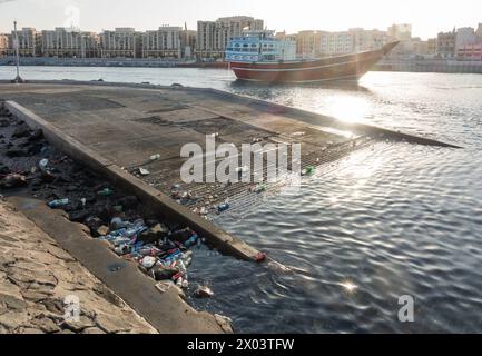 Verschmutzung von Plastikflaschen im Dubai Creek, Dubai, Vereinigte Arabische Emirate, Stockfoto