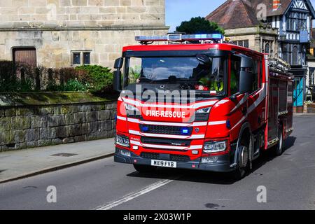 Shrewsbury, Vereinigtes Königreich - 19. März 2024; Shropshire Fire and Rescue Service Engine auf der schmalen Castle Gates Street in Shrewsbury Stockfoto