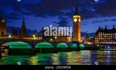 Nacht an der beleuchteten Westminster Bridge und dem Elizabeth Tower mit Reflexion in der Themse Stockfoto