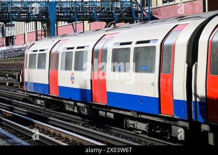 London, Großbritannien - 23. März 2024; Londoner U-Bahn-Linie, die oberirdisch mit der Piccadilly Line fährt Stockfoto