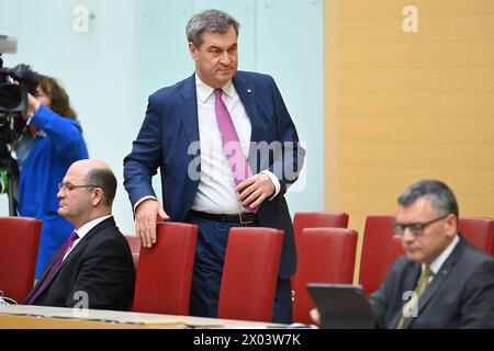 Ankunft Markus SOEDER Ministerpraesident Bayern und CSU Vorsitzender, li:Albert FUERACKER CSU,Finanz-und Heimatminister, re:Florian HERRMANN CSU,Leiter der Staatskanzlei. 15.Sitzung Bayerischer Landtag am 09.04.2024. *** Ankunft Markus SOEDER Ministerpräsident von Bayern und CSU-Vorsitzender, links Albert FUERACKER CSU, Minister für Finanzen und Inneres, rechts Florian HERRMANN CSU, Leiter der Staatskanzlei 15 Sitzung des Bayerischen Landtags am 09 04 2024 Stockfoto