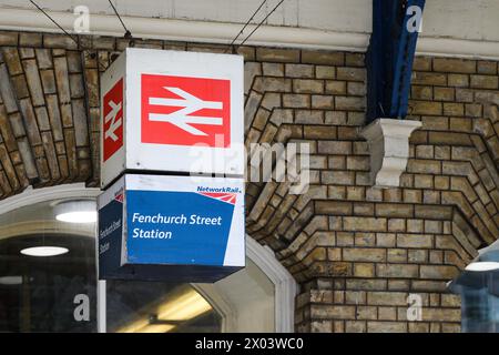 London, Großbritannien - 25. März 2024; Markenzeichen National Rail Double Arrow an der Fenchurch Street Station Stockfoto