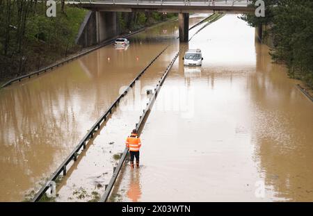 Die Autos sind in Hochwasser auf der A189 Spine Road in der Nähe von Blyth, Northumberland, im Gefolge des Sturms Kathleen gestrandet. Bilddatum: Dienstag, 9. April 2024. Stockfoto