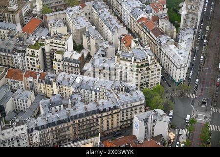 Paris, Frankreich. April 2024. © PHOTOPQR/OUEST FRANCE/Franck Dubray ; Paris ; 09/04/2024 ; Vue aerienne de la ville de Paris depuis la Tour Montparnasse Immobilier les toits de Paris (Foto Franck Dubray) - Luftaufnahme der Stadt Paris April 2024 Credit: MAXPPP/Alamy Live News Stockfoto