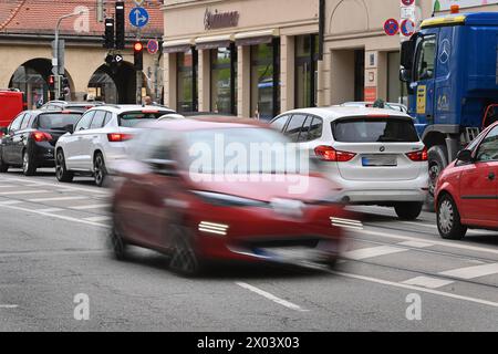 Raser in München,PKW,Auto rast mit ueberhoehter Geschwindigkeit auf der Max-Planck-Straße. *** In München, Auto, Auto fährt mit überhöhter Geschwindigkeit auf der Max-Planck-Straße Stockfoto