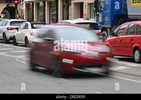 Raser in München,PKW,Auto rast mit ueberhoehter Geschwindigkeit auf der Max-Planck-Straße. *** In München, Auto, Auto fährt mit überhöhter Geschwindigkeit auf der Max-Planck-Straße Stockfoto