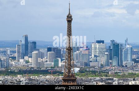 Paris, Frankreich. April 2024. © PHOTOPQR/OUEST FRANCE/Franck Dubray ; Paris ; 09/04/2024 ; Vue aerienne de la ville de Paris depuis la Tour Montparnasse La Tour Eiffel, le Champ de Mars et la Quartier de la Défense (Foto Franck Dubray) - Luftaufnahme der Stadt Paris April 2024 Credit: MAXPPP/Alamy Live News Stockfoto