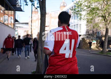 Arsenal-Fans vor dem Viertelfinale der UEFA Champions League, das erste Legspiel zwischen Arsenal und Bayern München im Emirates Stadium in London. Bilddatum: Dienstag, 9. April 2024. Stockfoto