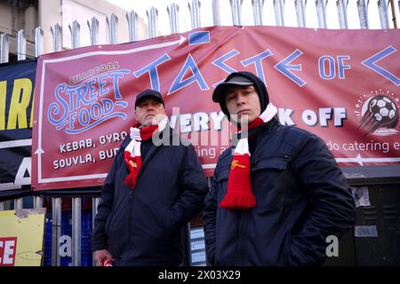 Arsenal-Fans vor dem Viertelfinale der UEFA Champions League, das erste Legspiel zwischen Arsenal und Bayern München im Emirates Stadium in London. Bilddatum: Dienstag, 9. April 2024. Stockfoto