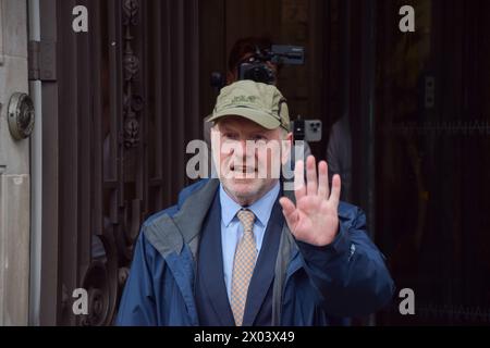 London, Großbritannien. April 2024. Der ehemalige Postmeister Alan Bates verlässt Aldwych House, während die IT-Untersuchung von Post Office Horizon fortgesetzt wird. Hunderte von Postmastern wurden zu Unrecht verfolgt, nachdem die fehlerhafte Horizon-Software, die von Fujitsu entwickelt wurde, gezeigt hatte, dass Geld auf ihren Postkonten fehlte. Quelle: SOPA Images Limited/Alamy Live News Stockfoto