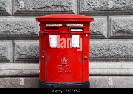 London, England, Großbritannien. April 2024. Ein Postfach in Zentral-London, während die IT-Anfrage von Post Office Horizon fortgesetzt wird. (Kreditbild: © Vuk Valcic/ZUMA Press Wire) NUR REDAKTIONELLE VERWENDUNG! Nicht für kommerzielle ZWECKE! Stockfoto