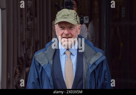 London, Großbritannien. April 2024. Der ehemalige Postmeister Alan Bates verlässt Aldwych House, während die IT-Untersuchung von Post Office Horizon fortgesetzt wird. Hunderte von Postmastern wurden zu Unrecht verfolgt, nachdem die fehlerhafte Horizon-Software, die von Fujitsu entwickelt wurde, gezeigt hatte, dass Geld auf ihren Postkonten fehlte. Quelle: SOPA Images Limited/Alamy Live News Stockfoto