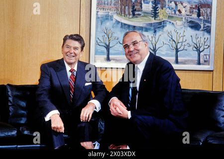 Ronald Reagan US Präsident und Helmut Kohl, deutscher Bundeskanzler Archiv Foto Ronald Reagan US Präsident und Helmut Kohl, Deutscher Bundeskanzler ACHTUNG AUFNAHMEDATUM GESCHÄTZT , München Bayern Deutschland *** Ronald Reagan US-Präsident und Helmut Kohl, deutscher Bundeskanzler Archiv Foto Ronald Reagan US-Präsident und Helmut Kohl, deutscher Bundeskanzler ATTENTION Stockfoto