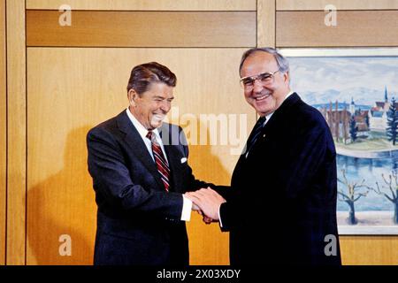 Ronald Reagan US Präsident und Helmut Kohl, deutscher Bundeskanzler Archiv Foto Ronald Reagan US Präsident und Helmut Kohl, Deutscher Bundeskanzler ACHTUNG AUFNAHMEDATUM GESCHÄTZT , München Bayern Deutschland *** Ronald Reagan US-Präsident und Helmut Kohl, deutscher Bundeskanzler Archiv Foto Ronald Reagan US-Präsident und Helmut Kohl, deutscher Bundeskanzler ATTENTION Stockfoto