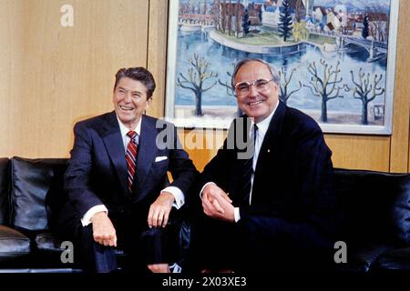 Ronald Reagan US Präsident und Helmut Kohl, deutscher Bundeskanzler Archiv Foto Ronald Reagan US Präsident und Helmut Kohl, Deutscher Bundeskanzler ACHTUNG AUFNAHMEDATUM GESCHÄTZT , München Bayern Deutschland *** Ronald Reagan US-Präsident und Helmut Kohl, deutscher Bundeskanzler Archiv Foto Ronald Reagan US-Präsident und Helmut Kohl, deutscher Bundeskanzler ATTENTION Stockfoto