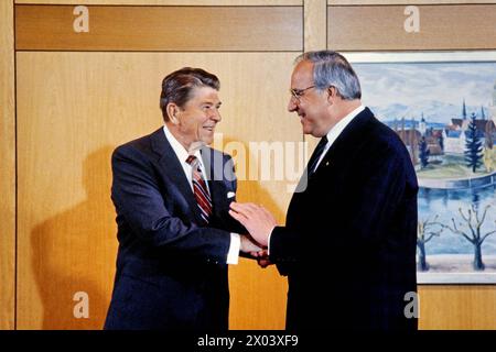 Ronald Reagan US Präsident und Helmut Kohl, deutscher Bundeskanzler Archiv Foto Ronald Reagan US Präsident und Helmut Kohl, Deutscher Bundeskanzler ACHTUNG AUFNAHMEDATUM GESCHÄTZT , München Bayern Deutschland *** Ronald Reagan US-Präsident und Helmut Kohl, deutscher Bundeskanzler Archiv Foto Ronald Reagan US-Präsident und Helmut Kohl, deutscher Bundeskanzler ATTENTION Stockfoto