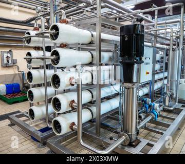 Umkehrosmose-Wasseraufbereitungssystem mit mehreren Filtrationsrohren im Werkszustand. Stockfoto