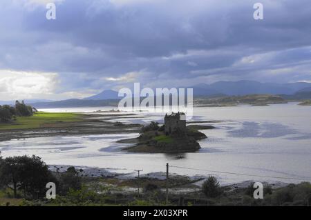 Castle Stalker auf einer Insel auf Loch Laich, einem Einlass vor Loch Linnhe in Argyll, Schottland, Großbritannien Stockfoto