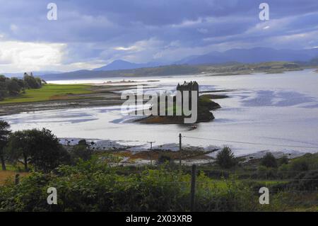 Castle Stalker auf einer Insel auf Loch Laich, einem Einlass vor Loch Linnhe in Argyll, Schottland, Großbritannien Stockfoto