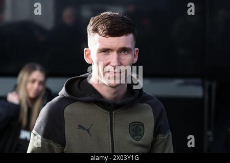 Conor Grant of Barnsley kommt während des Sky Bet League 1 Matches Stevenage gegen Barnsley im Lamex Stadium, Stevenage, Großbritannien, 9. April 2024 (Foto: Mark Cosgrove/News Images) Stockfoto