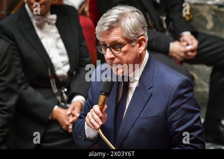 Paris, Frankreich. April 2024. Der französische stellvertretende Minister für Gesundheit und Prävention Frederic Valletoux spricht während einer Sitzung von Fragen an die Regierung in der Nationalversammlung in Paris am 9. April 2024. Foto: Firas Abdullah/ABACAPRESS.COM Credit: Abaca Press/Alamy Live News Stockfoto