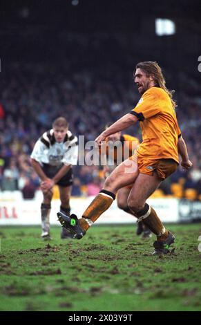 Port Vale vs. Wolverhampton Wanderers im Vale Park 25/2/95 2-4 John de Wolf erzielt den Elfmeterschießer und beendet seinen Hattrick. Stockfoto